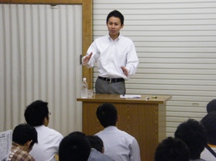 学生と懇談する谷合学生局長