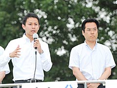 学生政策集を訴える谷合（左）、谷口（和）氏＝２日　横浜市・ＪＲ桜木町駅前