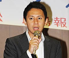 あいさつする谷合氏＝５日　広島市