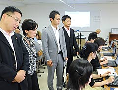 パソコン技術の習得コースを視察する谷合青年委員長（左から３人目）、山本（香）副委員長（同２人目）ら＝東京・新宿区