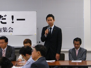 派遣法改正を求める院内集会であいさつを述べる谷合青年委員長