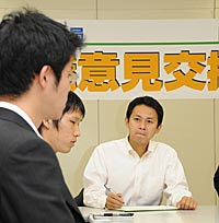 17日に学生と意見交換会を行った谷合参院議員