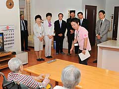 介護労働の現場を視察する党厚労部会、青年委のメンバー＝８日　東京・足立区