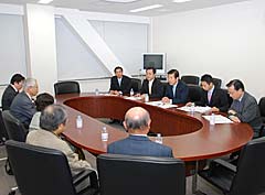 日本被団協の代表から要請を受ける山口代表（右から３人目）ら＝１０日