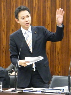 経済産業委員会で質問する谷合参院議員