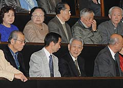 衆院本会議で原爆症救済法が可決、成立し、傍聴席でほっとした表情を見せる原爆症認定訴訟団のメンバーら＝１日