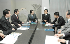 人材育成事業の目的などについて話を聞く斉藤政調会長（中央左）ら＝４日
