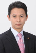 党青年委員長／参院議員１期／京大大学院修士課程修了／３６歳