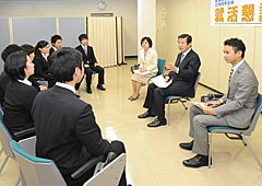 就職活動の現状について学生から意見を聞く山口代表（右から２人目）ら＝１７日　党本部