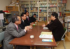 田巻副代表（右）と意見交換する党推進委＝２７日　横浜市