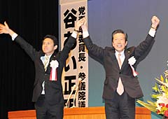 公明党への絶大な支援を訴える山口代表（右）と谷あい氏＝２１日　鳥取・米子市