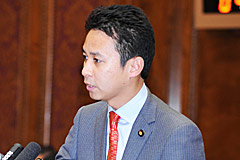 質問する谷合参院議員=5日