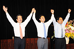 参院選の勝利を訴える山口代表（左）と谷あい（中）、石田の両氏＝７日