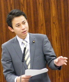 経産委員会で質問する谷合参院議員