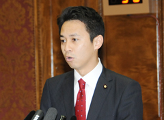 質問する谷あい氏＝１２日　参院予算委