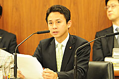 質問する谷あい氏＝１５日　参院行政監視委