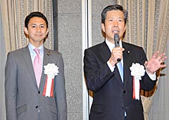 谷合議員の会合であいさつする山口代表