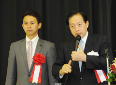 公明党の政策を力説する太田議長と谷あい氏