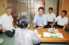 大島青松園を訪問し、入所者と懇談する谷合氏ら