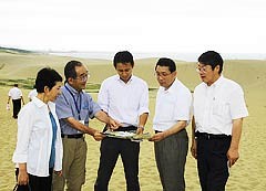 鳥取砂丘を視察する谷合氏と党鳥取県本部のメンバーら