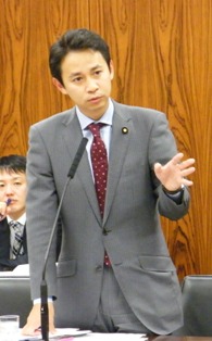 参院内閣委員会で質問する谷合参院議員