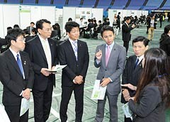 説明会を視察する谷合、石川氏ら