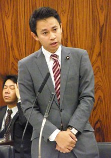 内閣委員会で質問する谷合参院議員