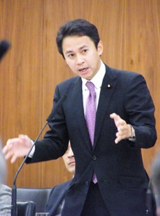 参院行政監視委員会で質問する谷合参院議員