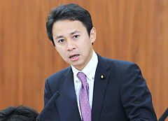 質問する谷合氏