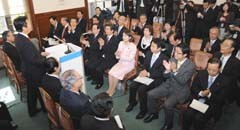 「闘う野党」の姿勢を貫き、政策面で成果を挙げたことを確認し合った両院議員総会