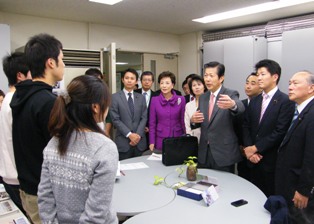 専修大学キャリアデザインセンターで学生と懇談する谷合青年委員長