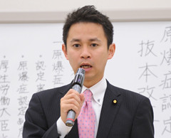 あいさつする谷合参院議員