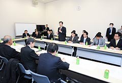 就職活動早期化などの対策について意見を交わす党学生就職問題PT