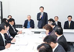 緊急提言を取りまとめた党対策会議であいさつする山口代表