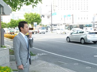 岡山駅前で街頭演説を行う谷合参院議員