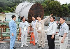 女川原発を視察する谷合参院議員ら