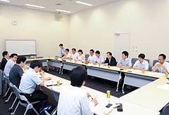 若年者の雇用対策について意見交換する谷合青年委員長