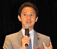 全日教の大会であいさつする谷合参院議員