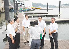 海の駅を視察する谷合参院議員