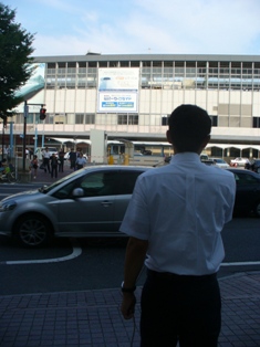 岡山駅前で街頭演説を行う谷合参院議員