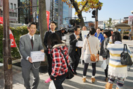 街頭募金への協力を訴える谷合氏ら＝23日 岡山市